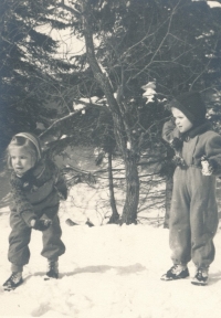 Kateřina se sestřenicí Lenkou ve Svatém Petru koncem února 1951 (měsíc před otcovým zatčením) 